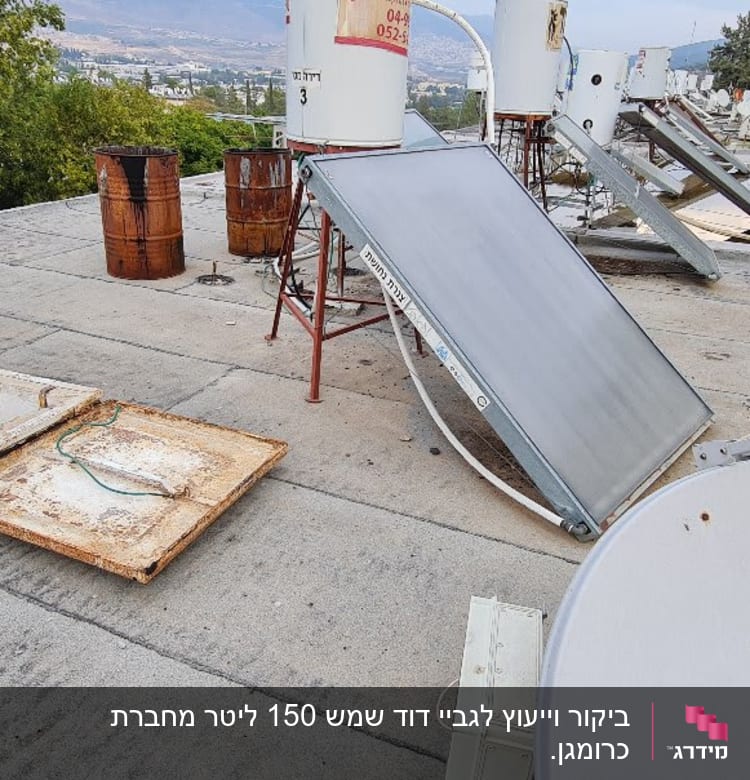 קולטי שמש ומיכלי מים על גג שטוח